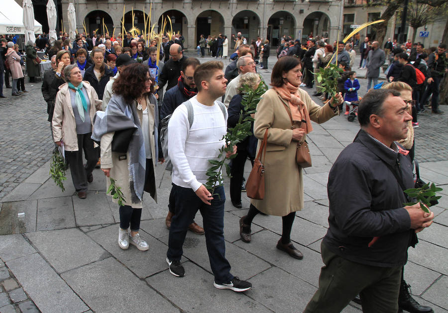 Fotos: Domingo de Ramos. Bendición de las palmas en San Miguel
