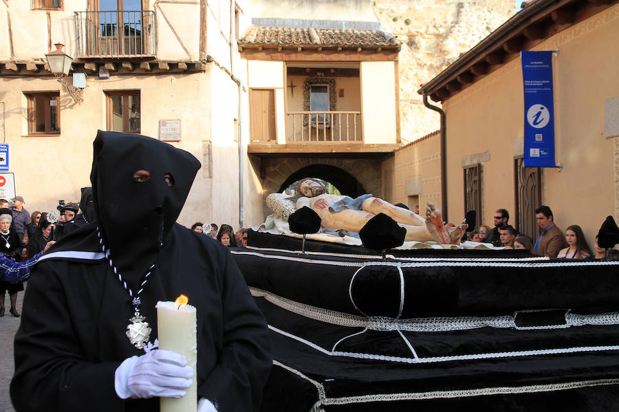 Fotos: Procesión del Cristo Yacente de Gregorio Fernández en Segovia