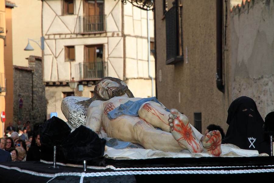 Fotos: Procesión del Cristo Yacente de Gregorio Fernández en Segovia