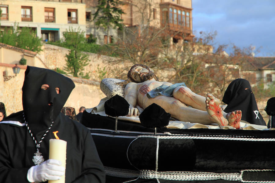 Fotos: Procesión del Cristo Yacente de Gregorio Fernández en Segovia