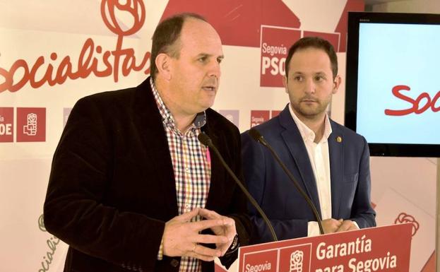 José Luis Aceves (izquierda) y Alberto Serna, en la sede del partido. 