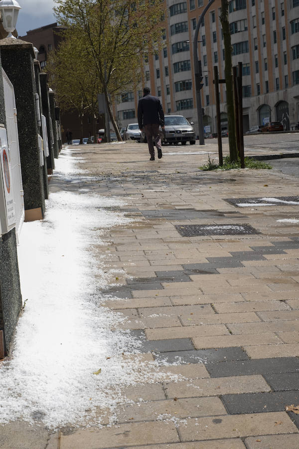 Imágenes de la tormenta de agua y granizado que ha descargado durante veinticinco minutos sobre Valladolid.