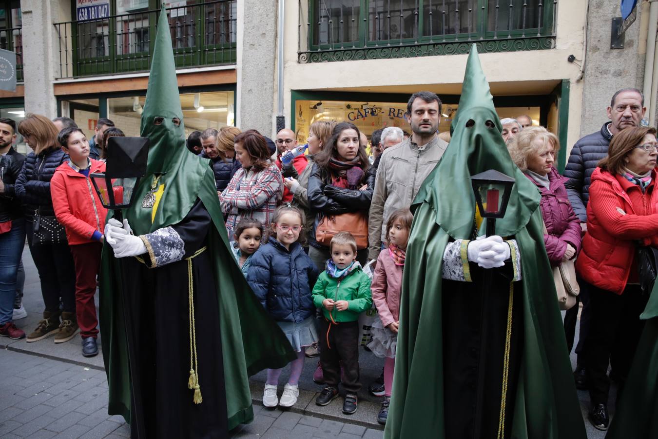 Fotos: Público en la procesión del Santísimo Rosario del Dolor de Valladolid (1/2)