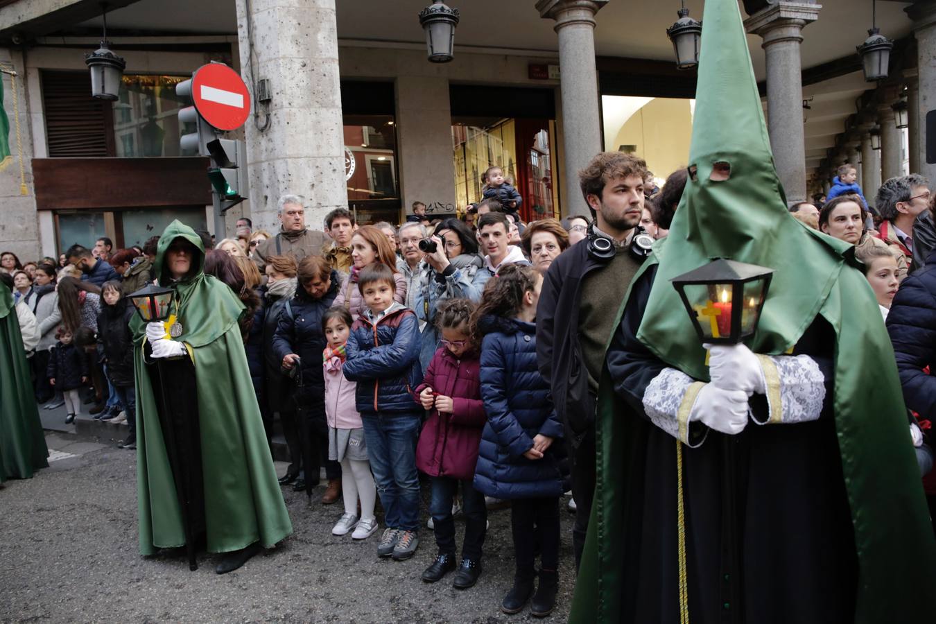 Fotos: Público en la procesión del Santísimo Rosario del Dolor de Valladolid (2/2)
