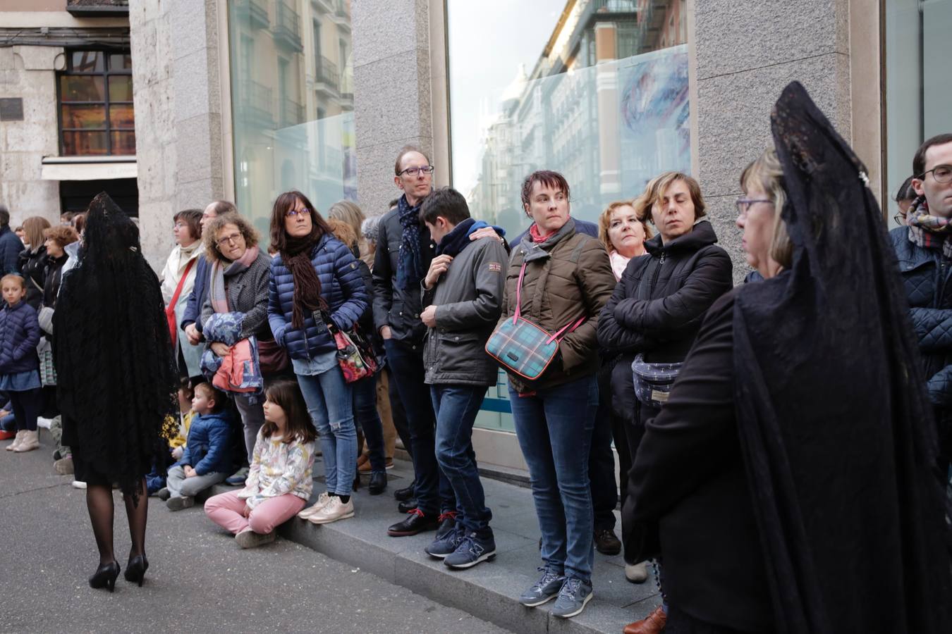 Fotos: Público en la procesión del Santísimo Rosario del Dolor de Valladolid (2/2)