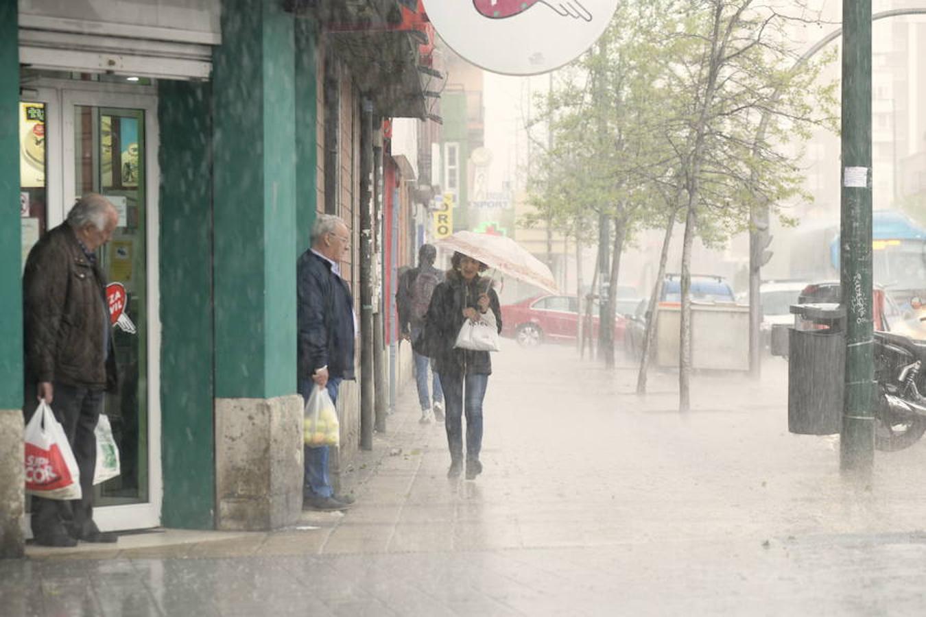 Imágenes de la tormenta de agua y granizado que ha descargado durante veinticinco minutos sobre Valladolid.