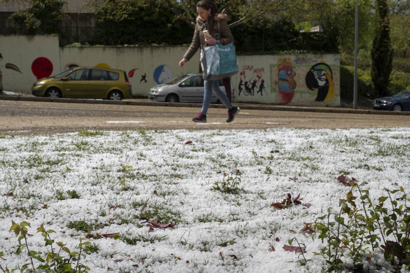 Imágenes de la tormenta de agua y granizado que ha descargado durante veinticinco minutos sobre Valladolid.