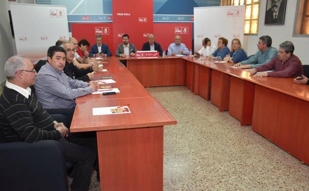 El secretario general del PSOECyL y candidato a la Presidencia de la Junta, Luis Tudanca, mantiene una reunión con los sindicatos de las empresas auxiliares de Nissan.