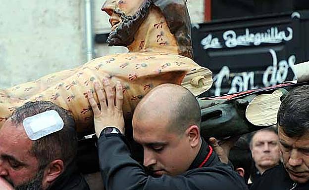 El brazo del cristo y la cruz se rompieron en la caída. 