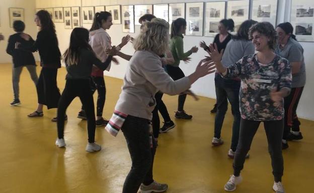 Un grupo de mujeres de Husillos participando en el Taller. 