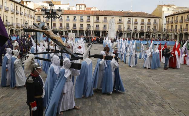 Los cofrades de Jesús Crucificado transportan al Cristo.