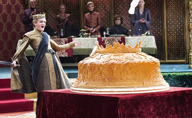 El rey Joffrey no sabe que el pastel puede causarle indigestión. 