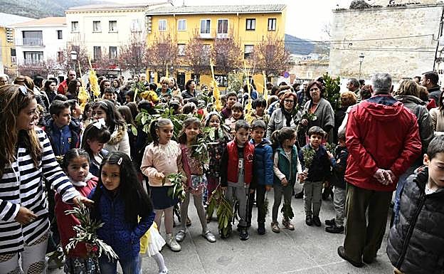 Niños que asistieron a la procesión de El Espinar.