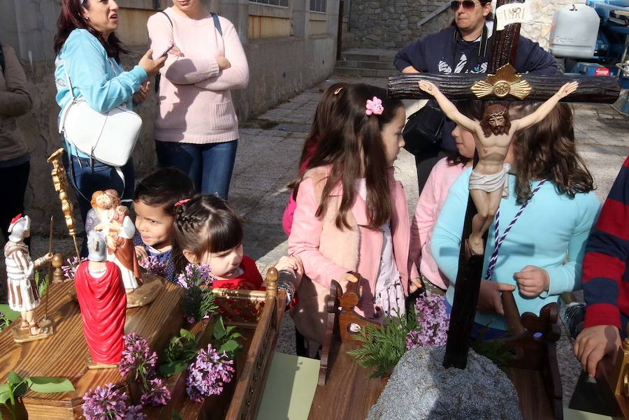 Fotos: Via crucis de los niños en el barrio de San José