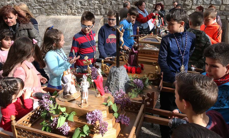 Fotos: Via crucis de los niños en el barrio de San José