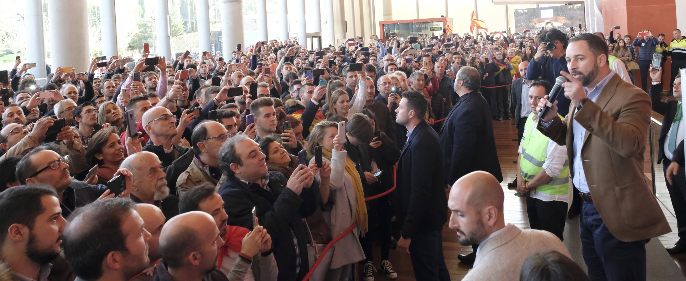 Cuatro mil personas asisten al acto de Santiago Abascal en el Centro Cultural Miguel Delibes