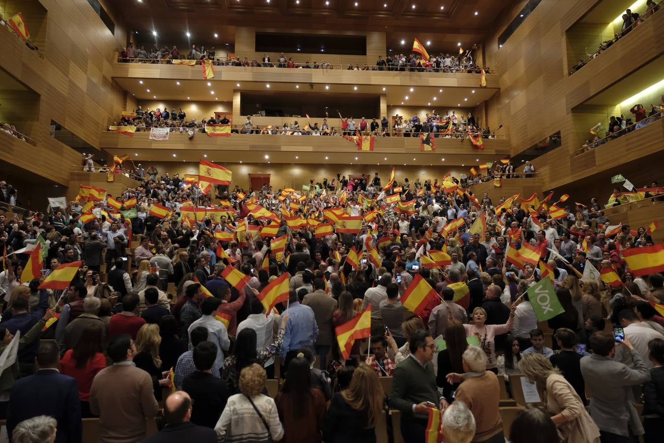 Cuatro mil personas asisten al acto de Santiago Abascal en el Centro Cultural Miguel Delibes
