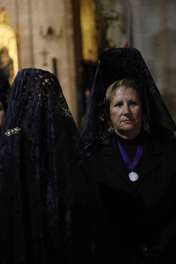 Pese a la amenaza de lluvia, salió con sus dos imágenes titulares, un crucificado gótico, en carroza, y el Cristo de la Agonía, a hombros