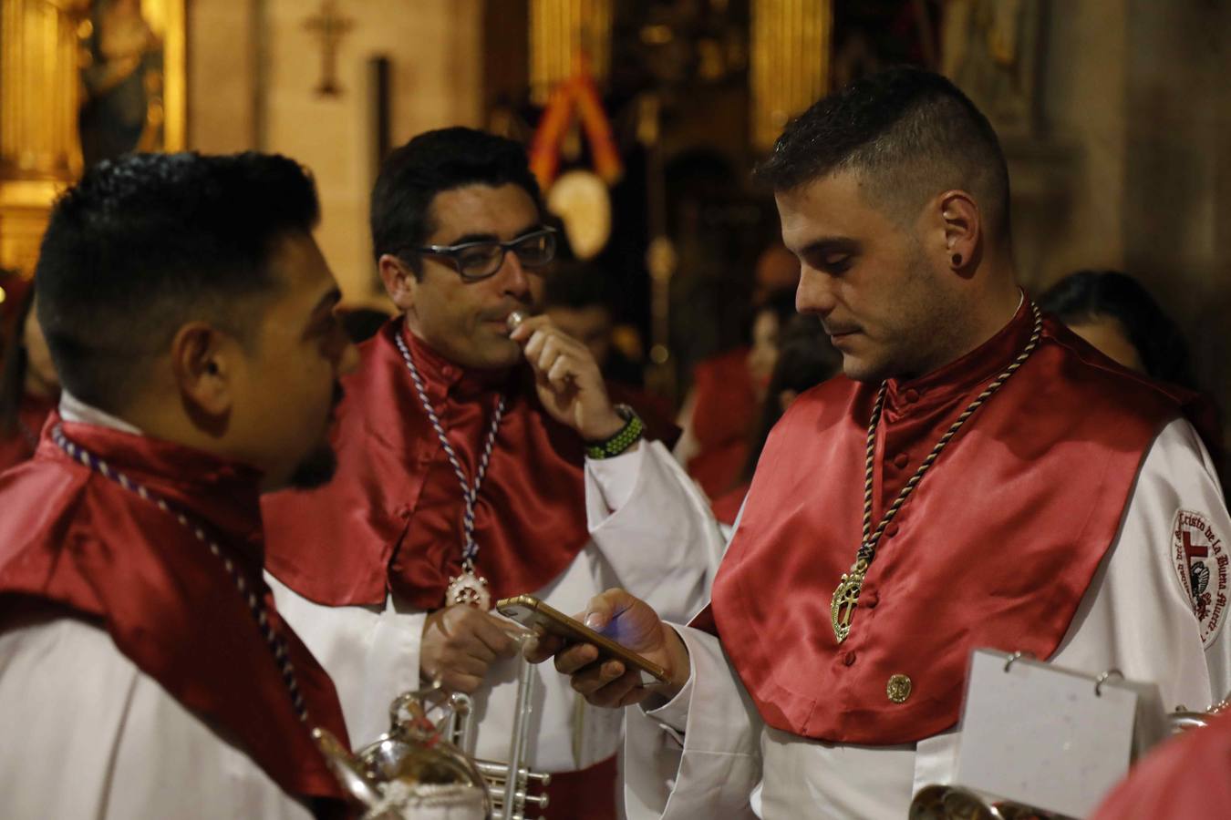 Pese a la amenaza de lluvia, salió con sus dos imágenes titulares, un crucificado gótico, en carroza, y el Cristo de la Agonía, a hombros