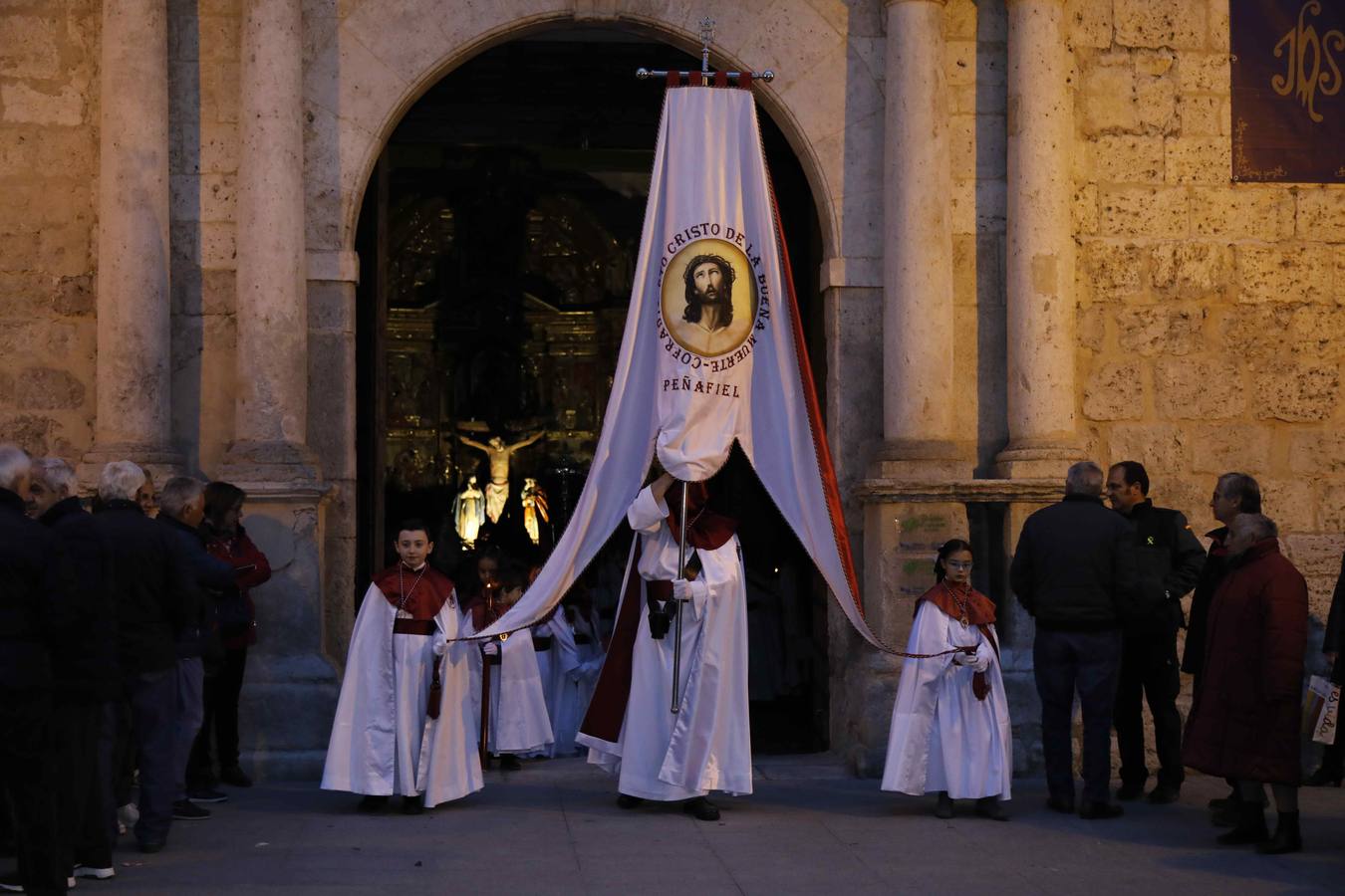 Pese a la amenaza de lluvia, salió con sus dos imágenes titulares, un crucificado gótico, en carroza, y el Cristo de la Agonía, a hombros