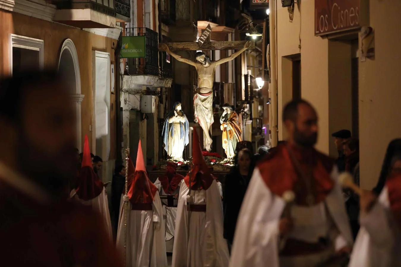 Pese a la amenaza de lluvia, salió con sus dos imágenes titulares, un crucificado gótico, en carroza, y el Cristo de la Agonía, a hombros