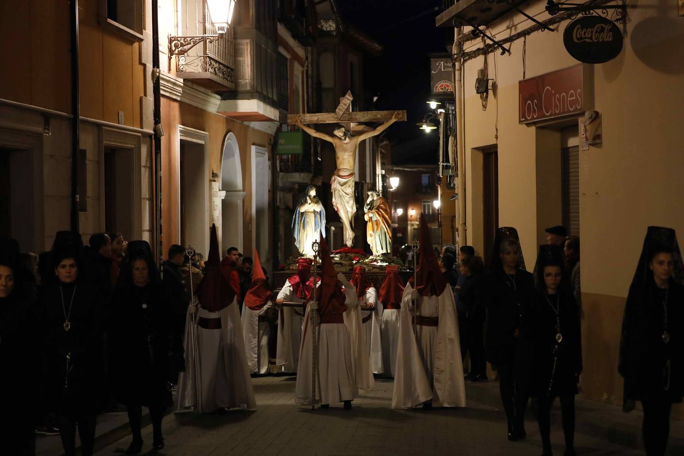 Pese a la amenaza de lluvia, salió con sus dos imágenes titulares, un crucificado gótico, en carroza, y el Cristo de la Agonía, a hombros