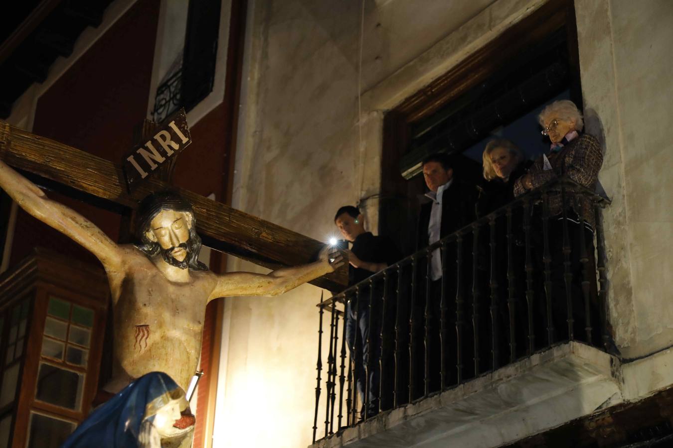 Pese a la amenaza de lluvia, salió con sus dos imágenes titulares, un crucificado gótico, en carroza, y el Cristo de la Agonía, a hombros