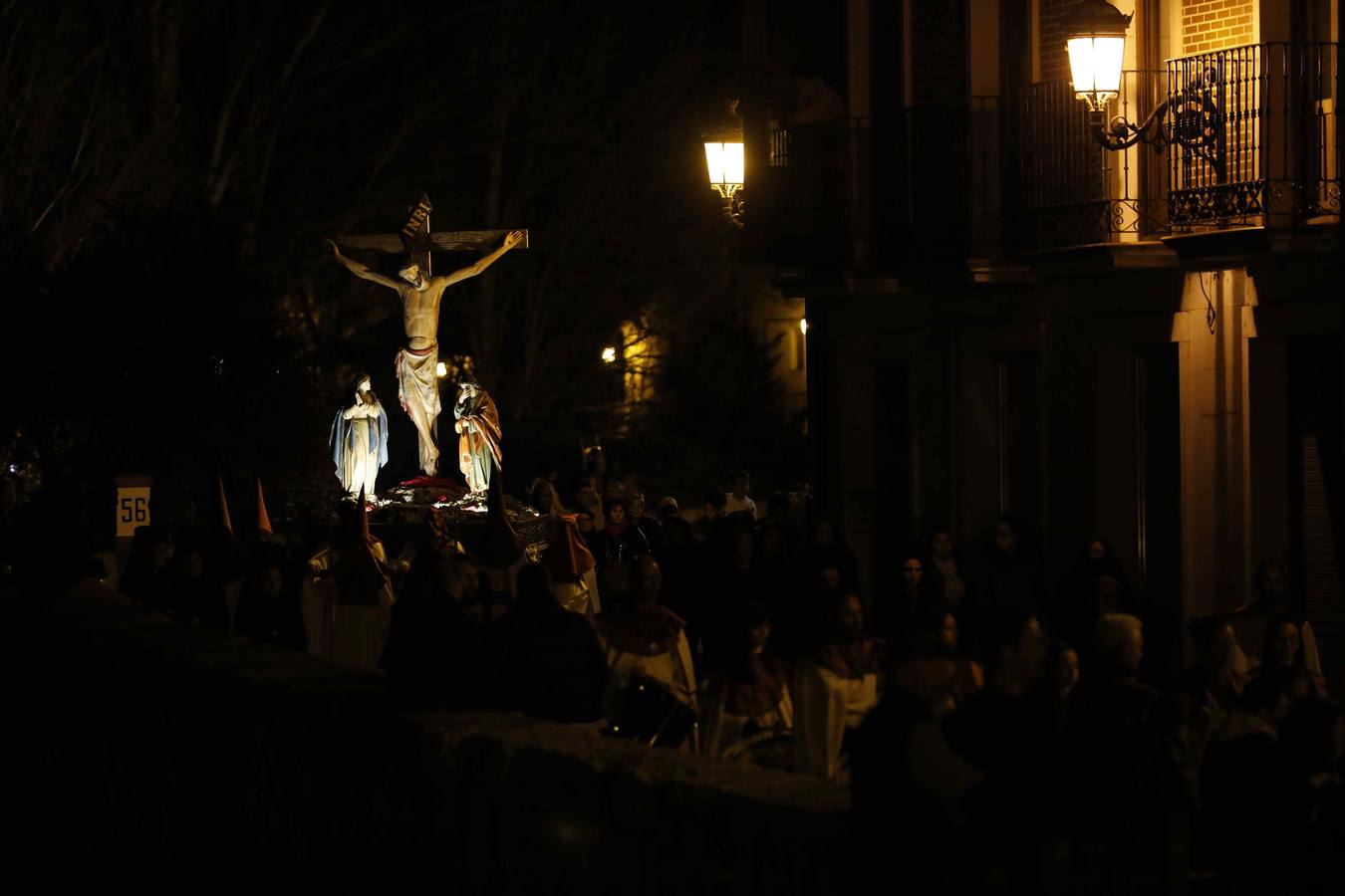 Pese a la amenaza de lluvia, salió con sus dos imágenes titulares, un crucificado gótico, en carroza, y el Cristo de la Agonía, a hombros