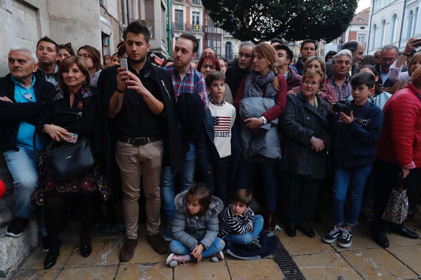 Fotos: Público en la procesión del Encuentro del Martes Santo en Valladolid (1/2)