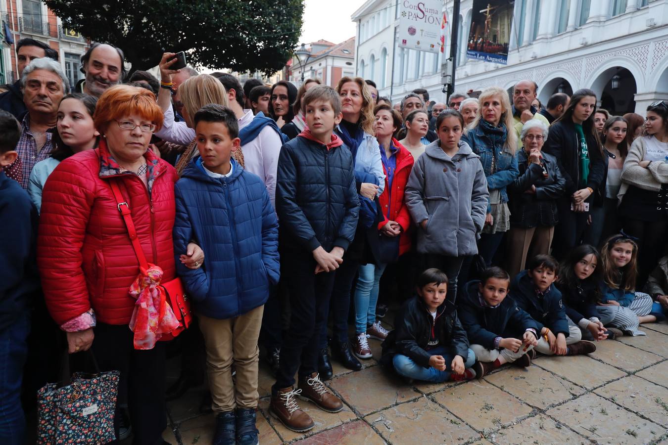 Fotos: Público en la procesión del Encuentro del Martes Santo en Valladolid (1/2)