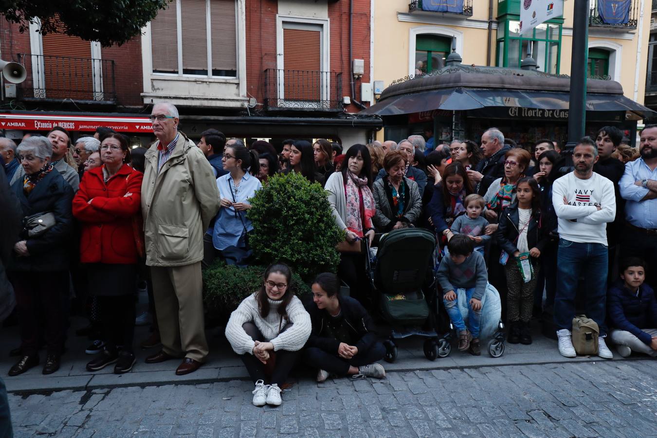 Fotos: Público en la procesión del Encuentro del Martes Santo en Valladolid (1/2)