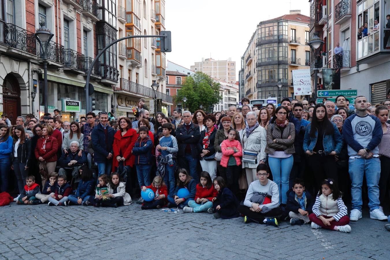 Fotos: Público en la procesión del Encuentro del Martes Santo en Valladolid (1/2)