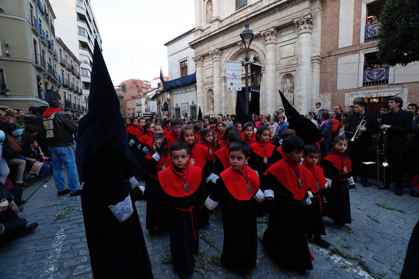 Fotos: Público en la procesión del Encuentro del Martes Santo en Valladolid (1/2)