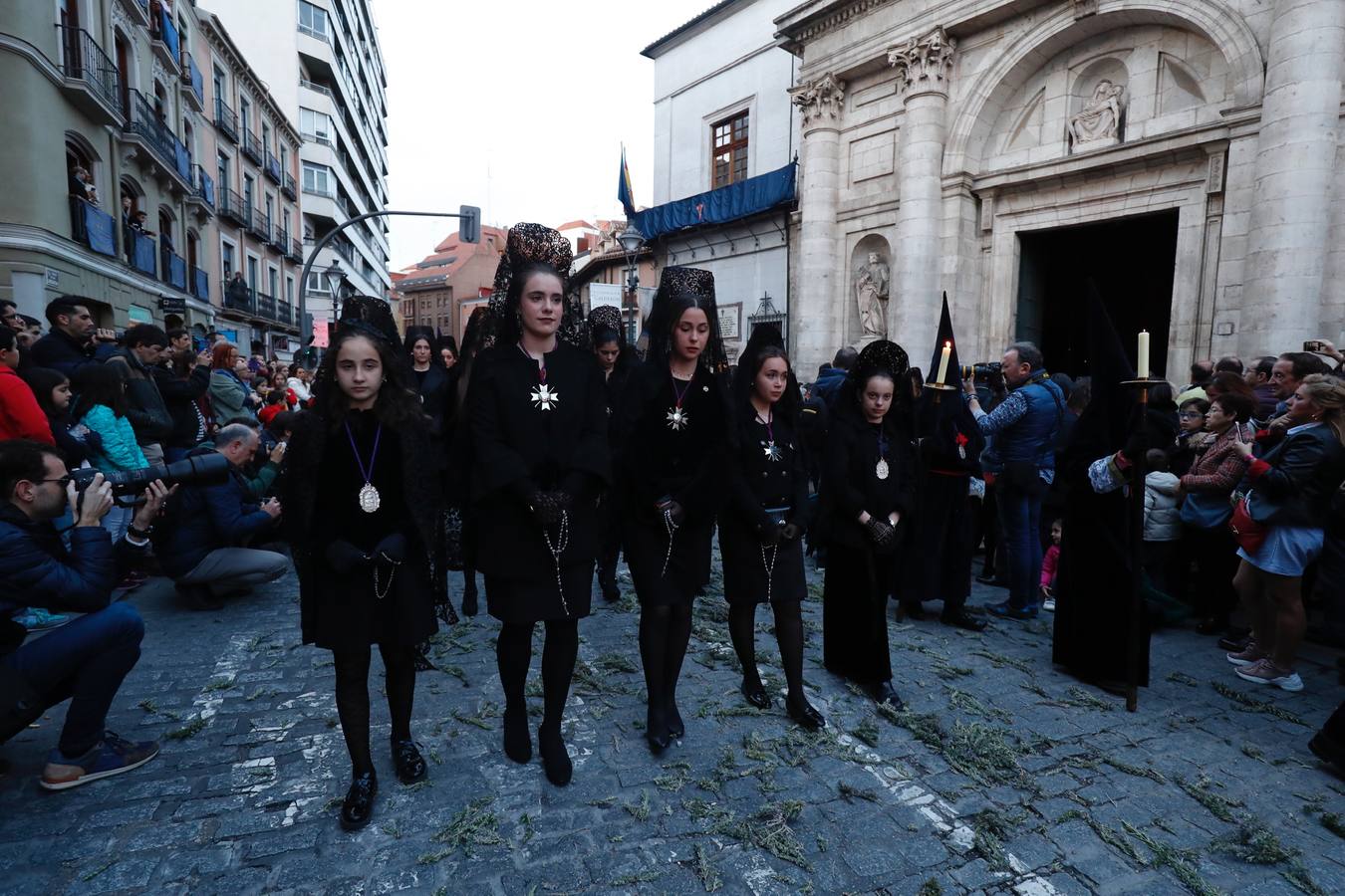 Fotos: Público en la procesión del Encuentro del Martes Santo en Valladolid (1/2)
