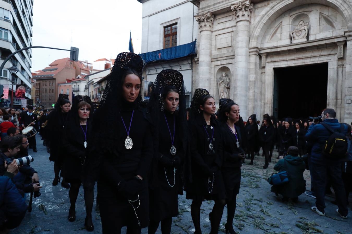 Fotos: Público en la procesión del Encuentro del Martes Santo en Valladolid (1/2)