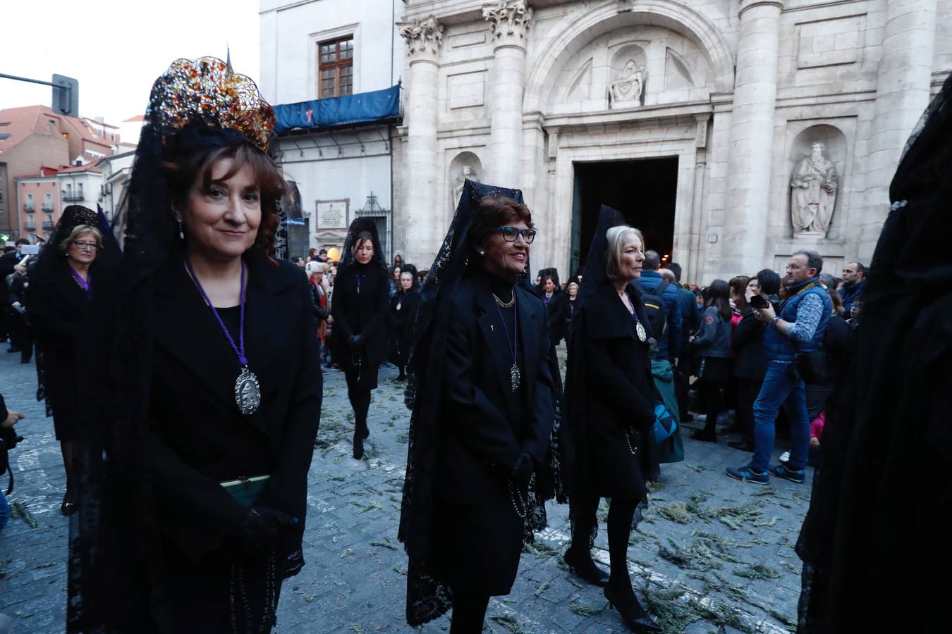 Fotos: Público en la procesión del Encuentro del Martes Santo en Valladolid (1/2)
