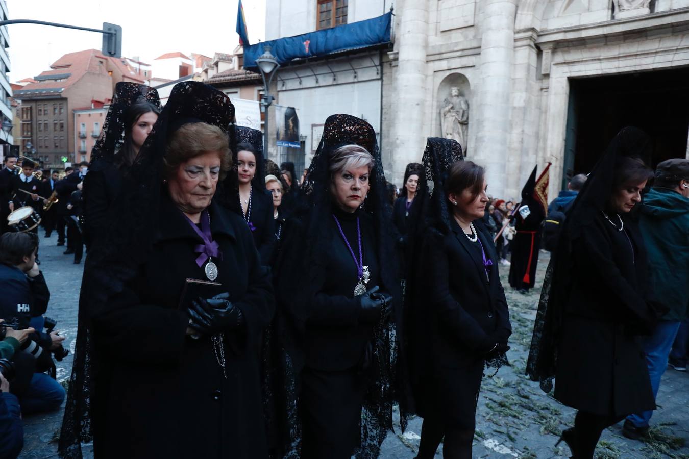 Fotos: Público en la procesión del Encuentro del Martes Santo en Valladolid (2/2)