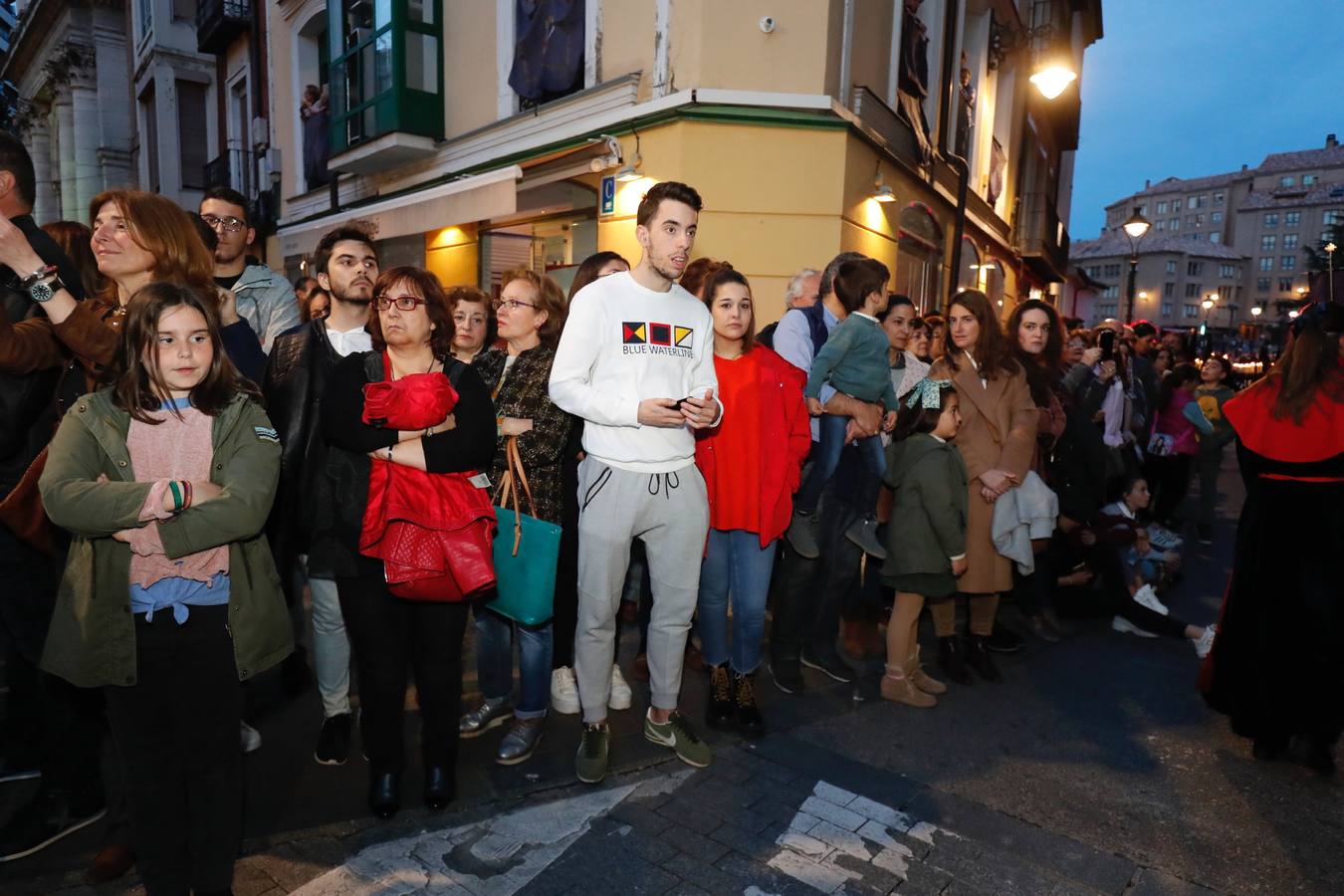 Fotos: Público en la procesión del Encuentro del Martes Santo en Valladolid (2/2)