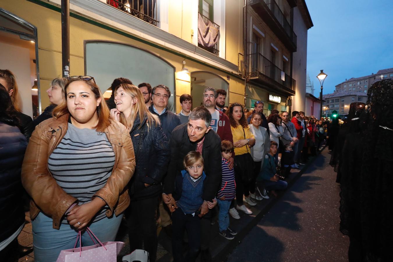 Fotos: Público en la procesión del Encuentro del Martes Santo en Valladolid (2/2)