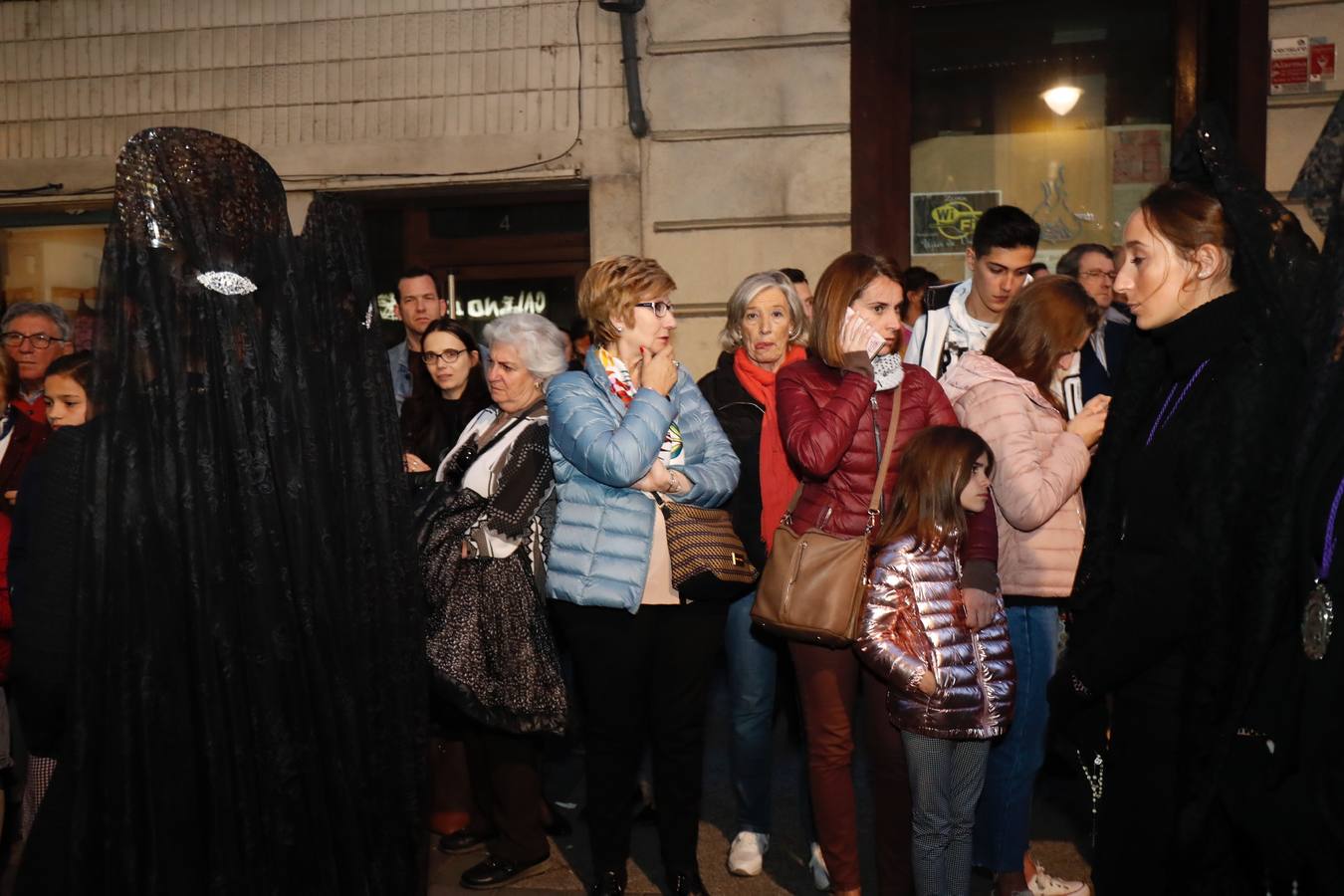 Fotos: Público en la procesión del Encuentro del Martes Santo en Valladolid (2/2)