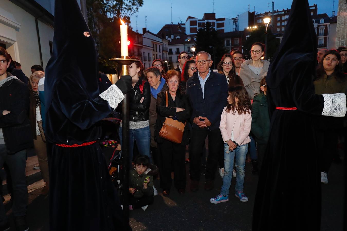 Fotos: Público en la procesión del Encuentro del Martes Santo en Valladolid (2/2)