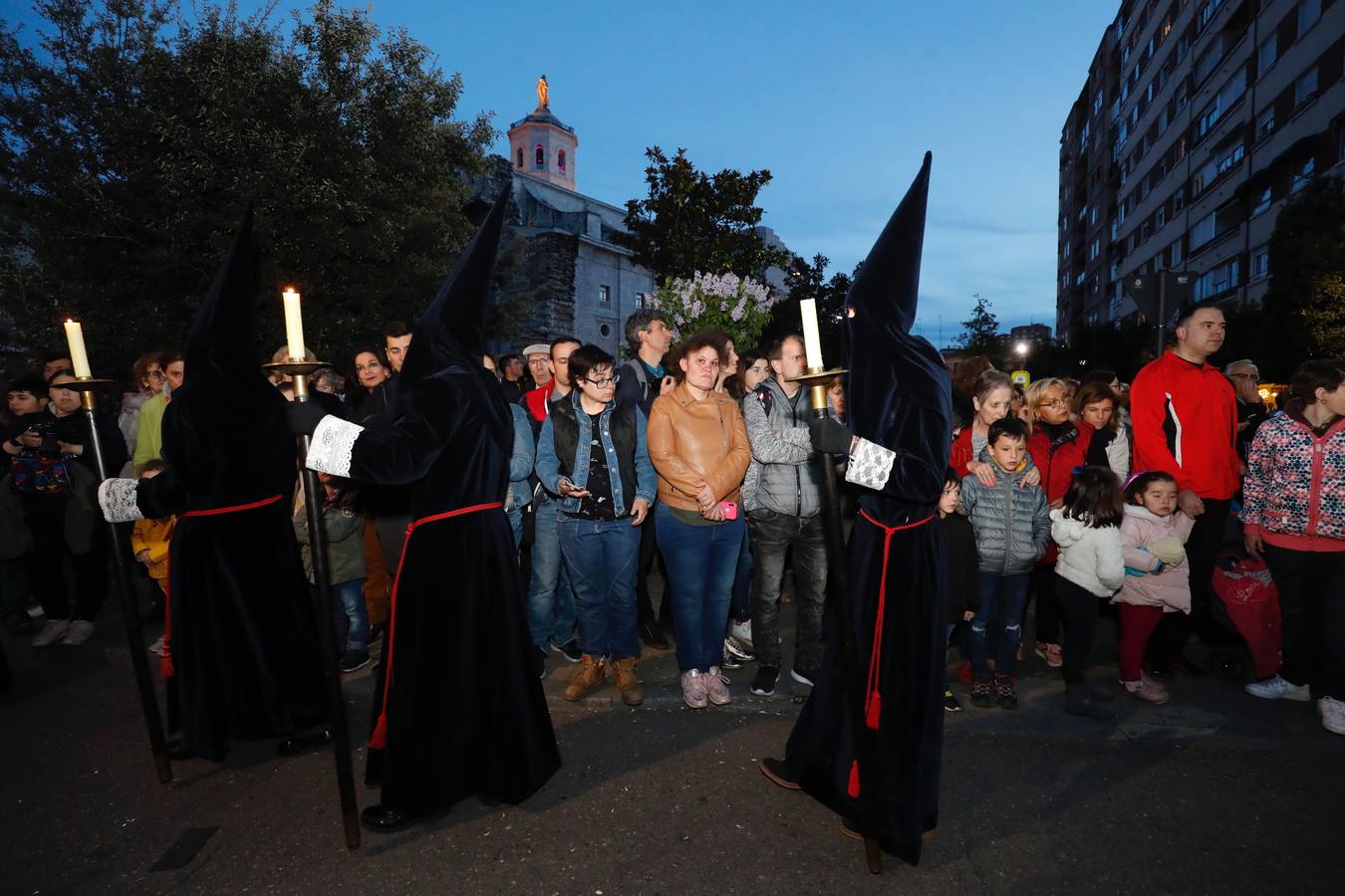 Fotos: Público en la procesión del Encuentro del Martes Santo en Valladolid (2/2)