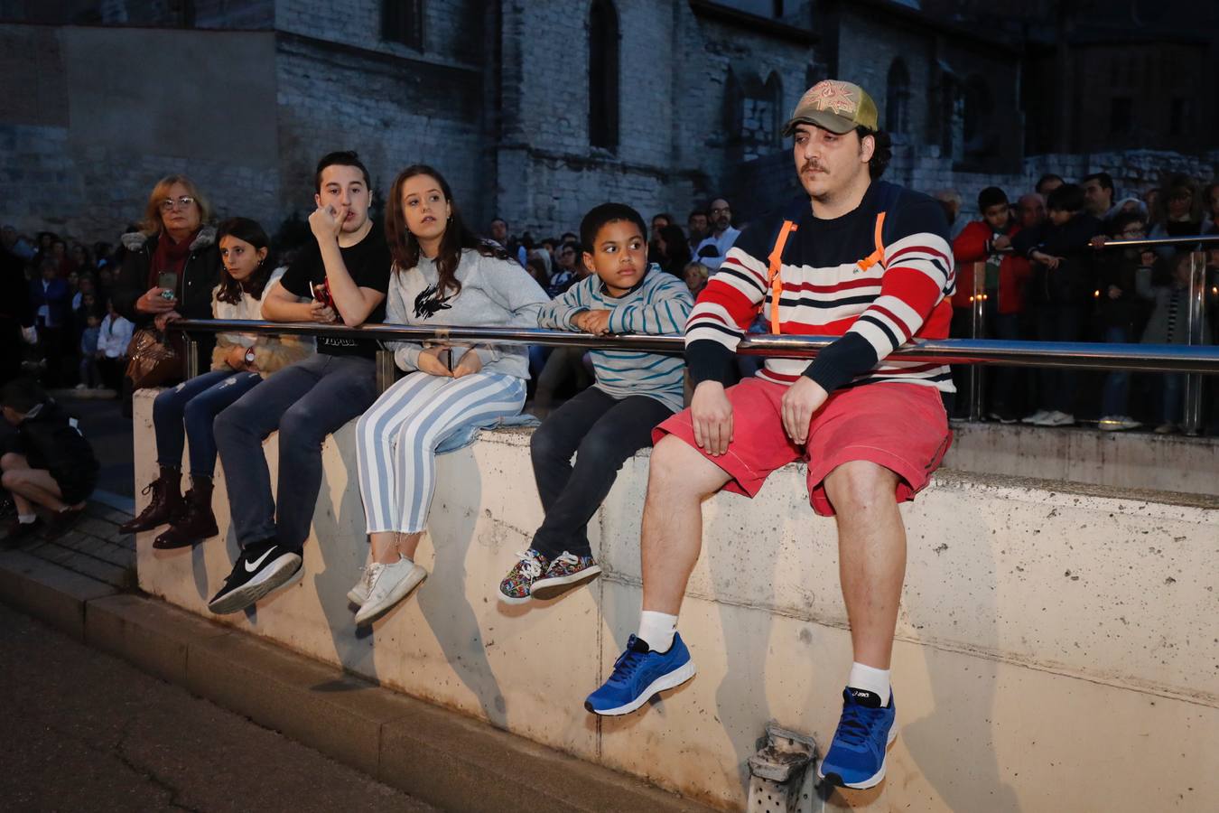 Fotos: Público en la procesión del Encuentro del Martes Santo en Valladolid (2/2)