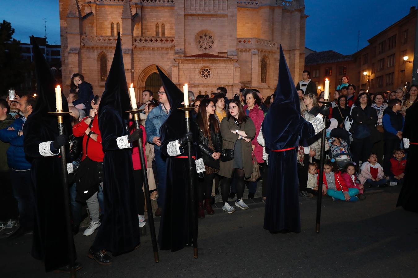 Fotos: Público en la procesión del Encuentro del Martes Santo en Valladolid (2/2)