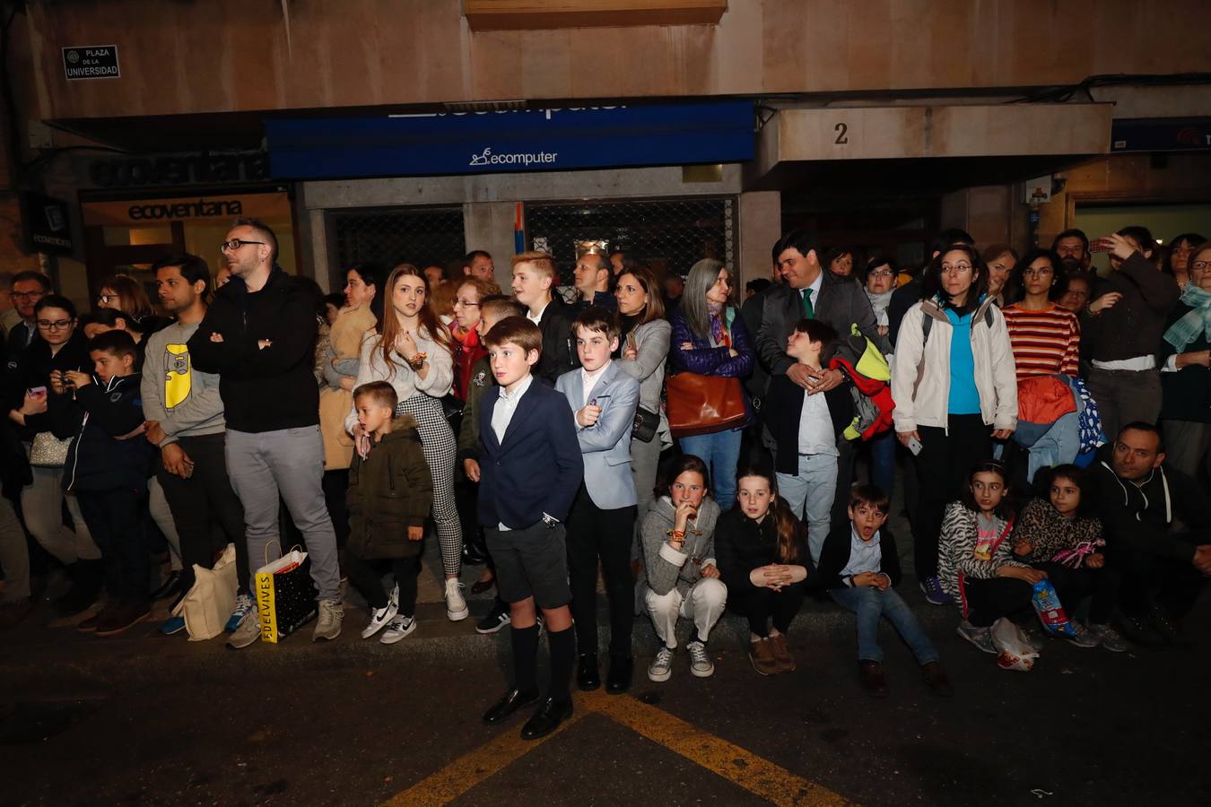 Fotos: Público en la procesión del Encuentro del Martes Santo en Valladolid (2/2)