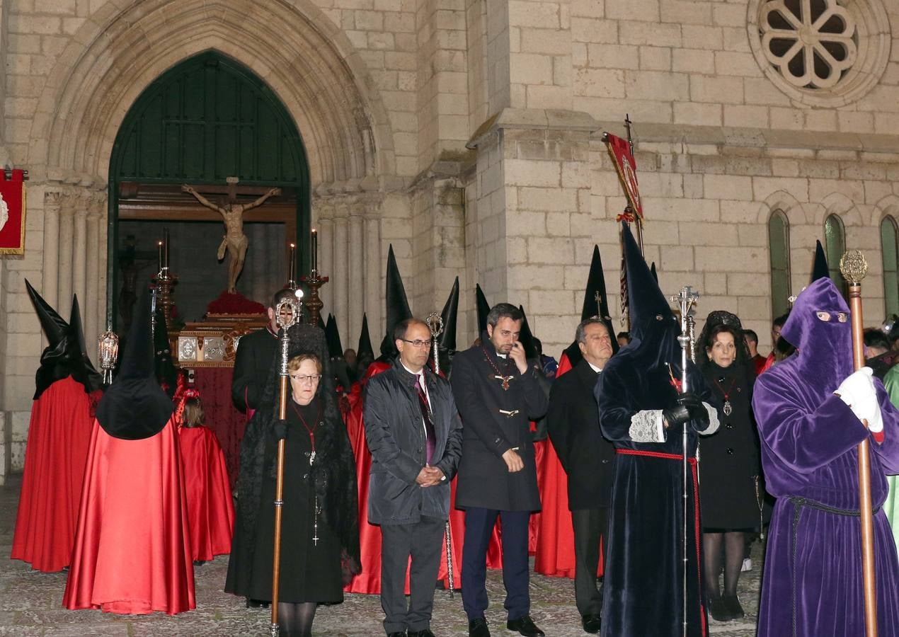 El recorrido nocturno de la Cofradía de la Preciosísima Sangre resultó hipnótico por lo agradable de la noche y las luces que iluminaban la Catedral y la iglesia de la Antigua 