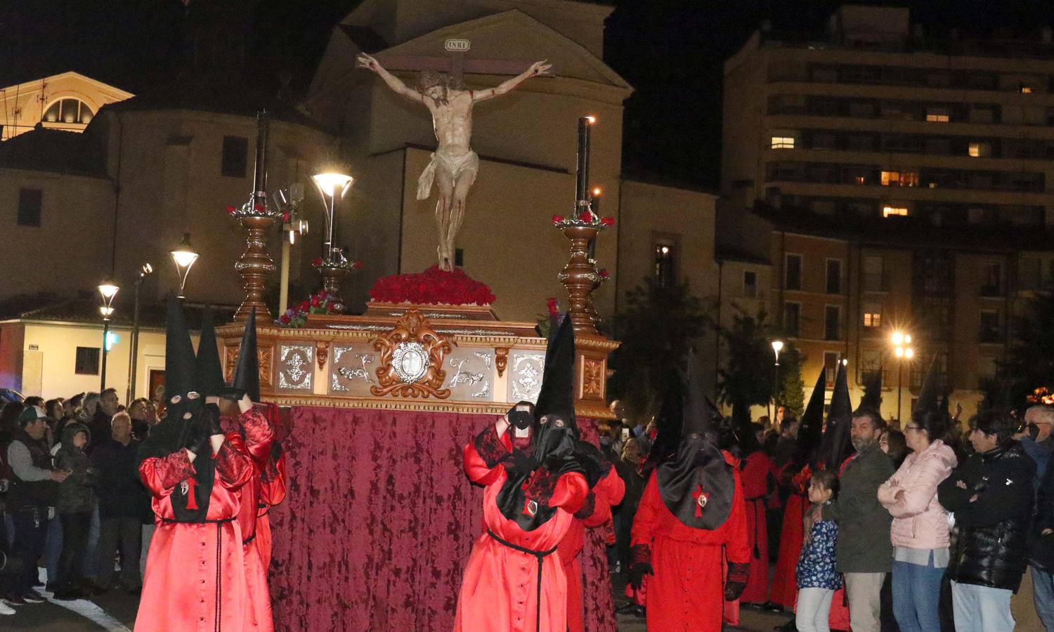 El recorrido nocturno de la Cofradía de la Preciosísima Sangre resultó hipnótico por lo agradable de la noche y las luces que iluminaban la Catedral y la iglesia de la Antigua 