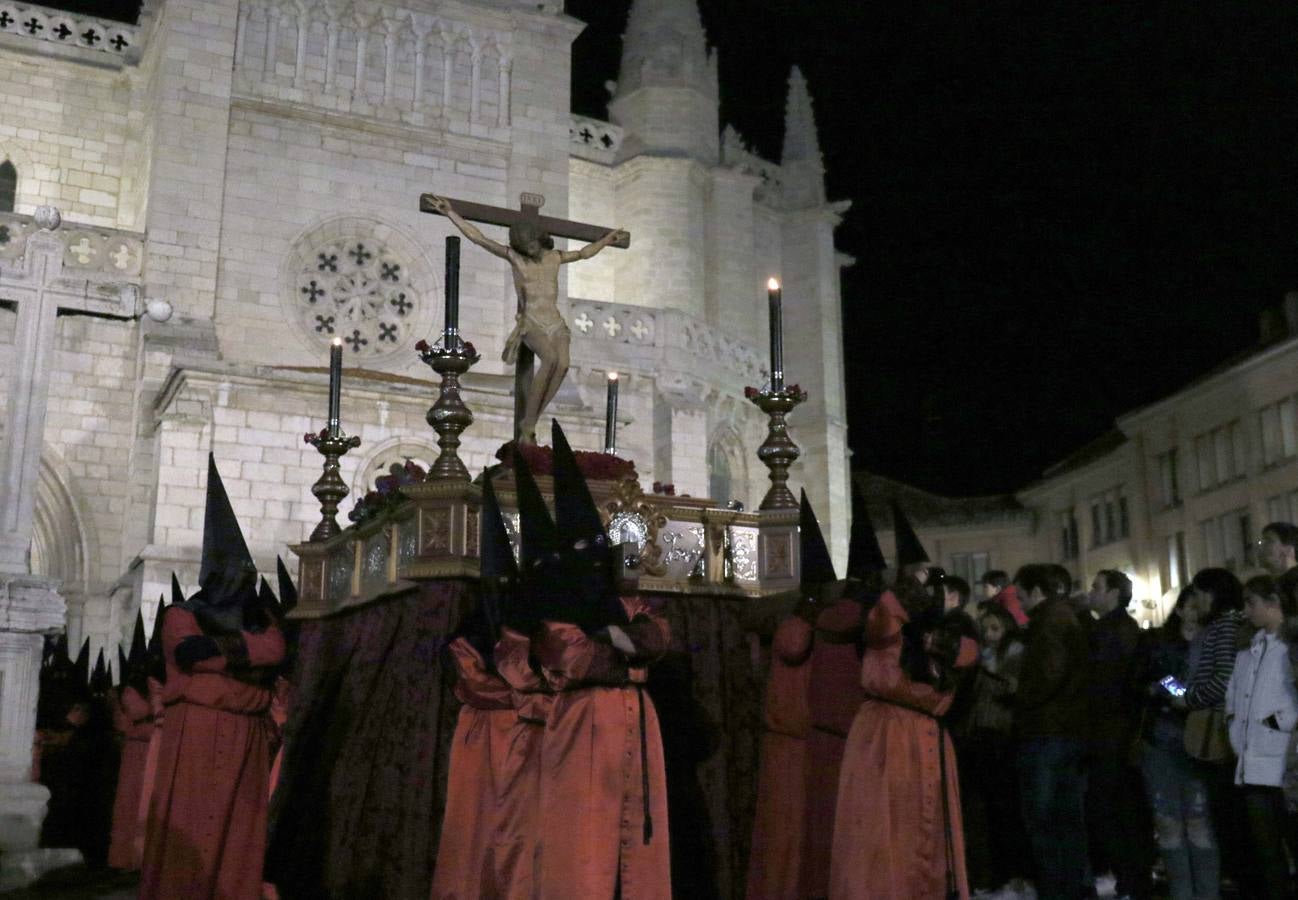 El recorrido nocturno de la Cofradía de la Preciosísima Sangre resultó hipnótico por lo agradable de la noche y las luces que iluminaban la Catedral y la iglesia de la Antigua 