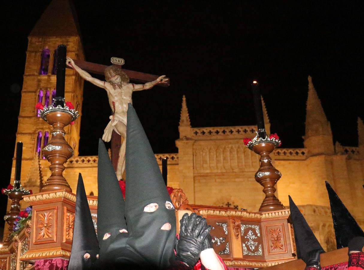 El recorrido nocturno de la Cofradía de la Preciosísima Sangre resultó hipnótico por lo agradable de la noche y las luces que iluminaban la Catedral y la iglesia de la Antigua 