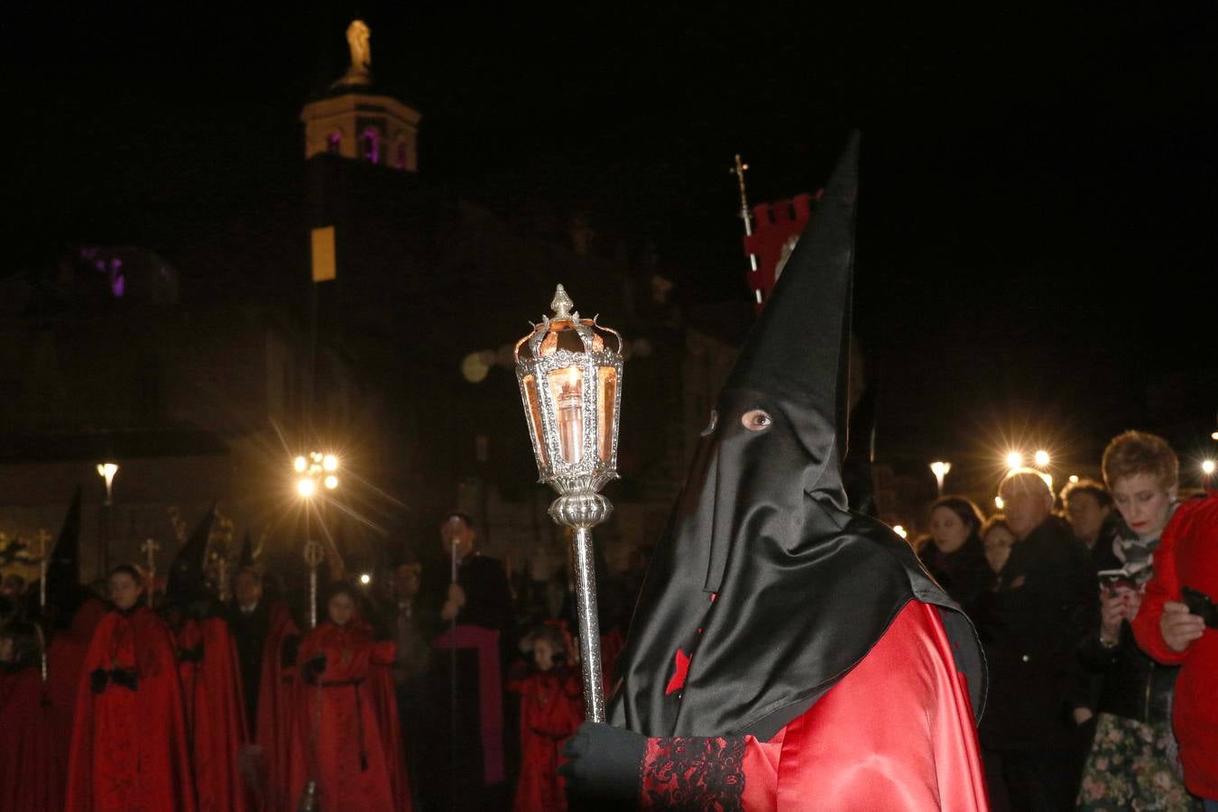 El recorrido nocturno de la Cofradía de la Preciosísima Sangre resultó hipnótico por lo agradable de la noche y las luces que iluminaban la Catedral y la iglesia de la Antigua 